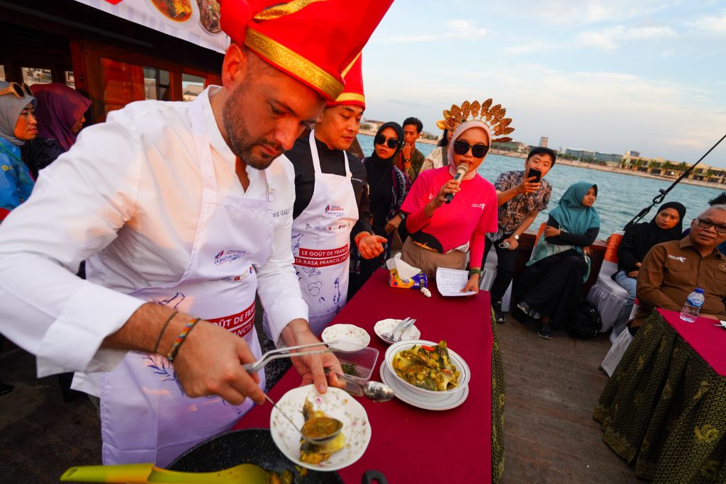 Chef David Gallienne, Chef Prancis Peraih Michelin Star Masak Pallumara di Atas Kapal Pinisi