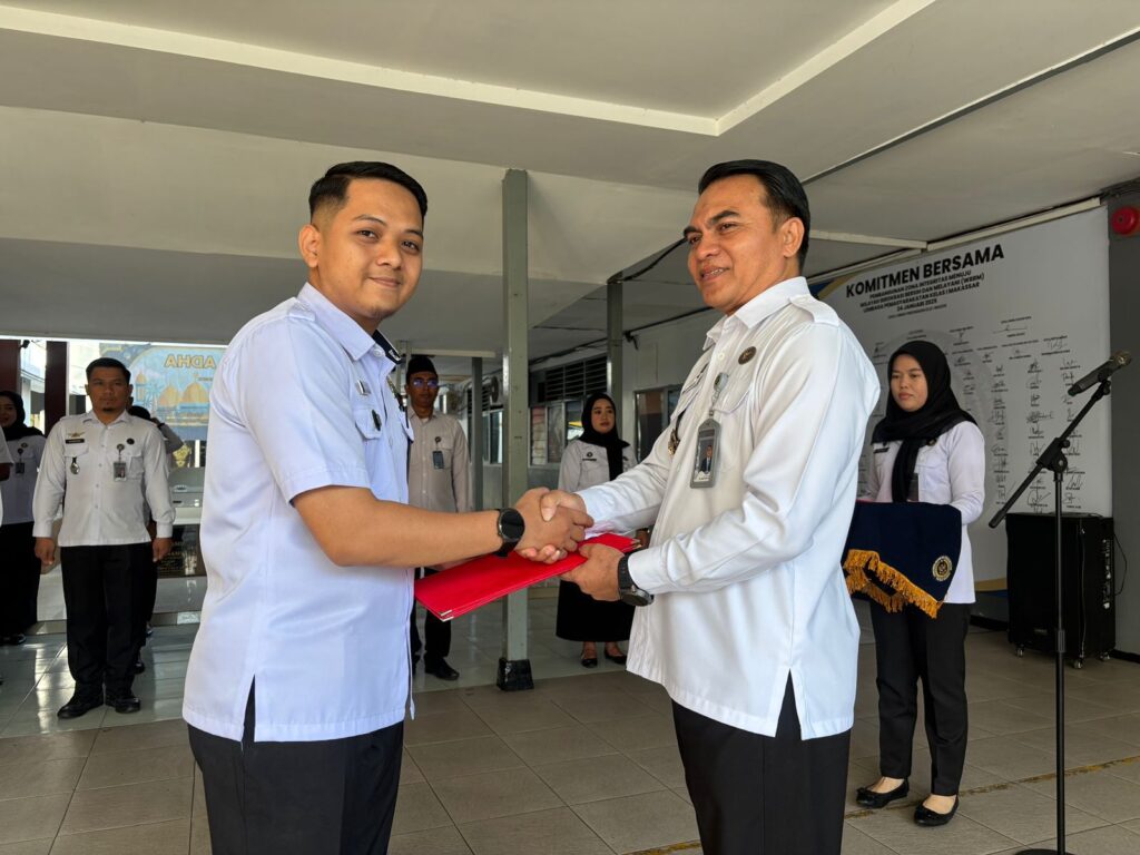 Apresiasi Kinerja, Lapas Makassar Berikan Penghargaan kepada Dua Pegawai Teladan