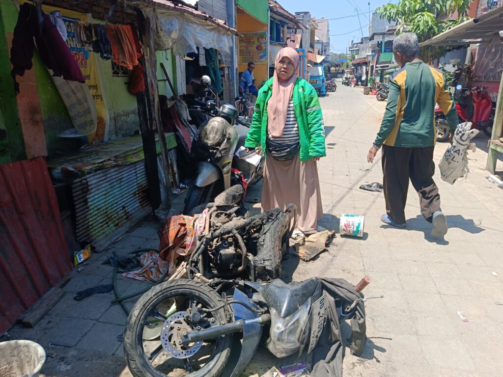 Motor Driver Ojol Dibakar Saat Penyerangan di Jalan Tinumbu 148, Ibu Sarifah Kehilangan Sumber Nafkah