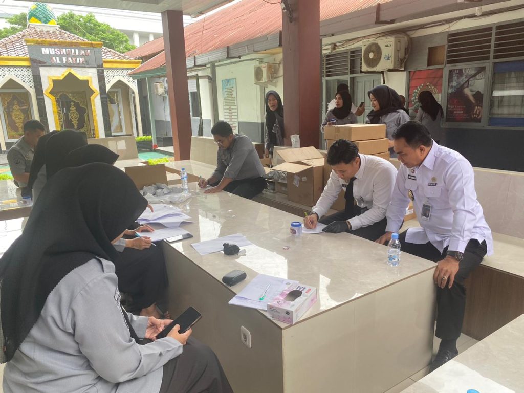 Lapas Kelas I Makassar Gelar Tes Urine untuk Seluruh Pegawai, Kepala Lapas Turut Ambil Bagian