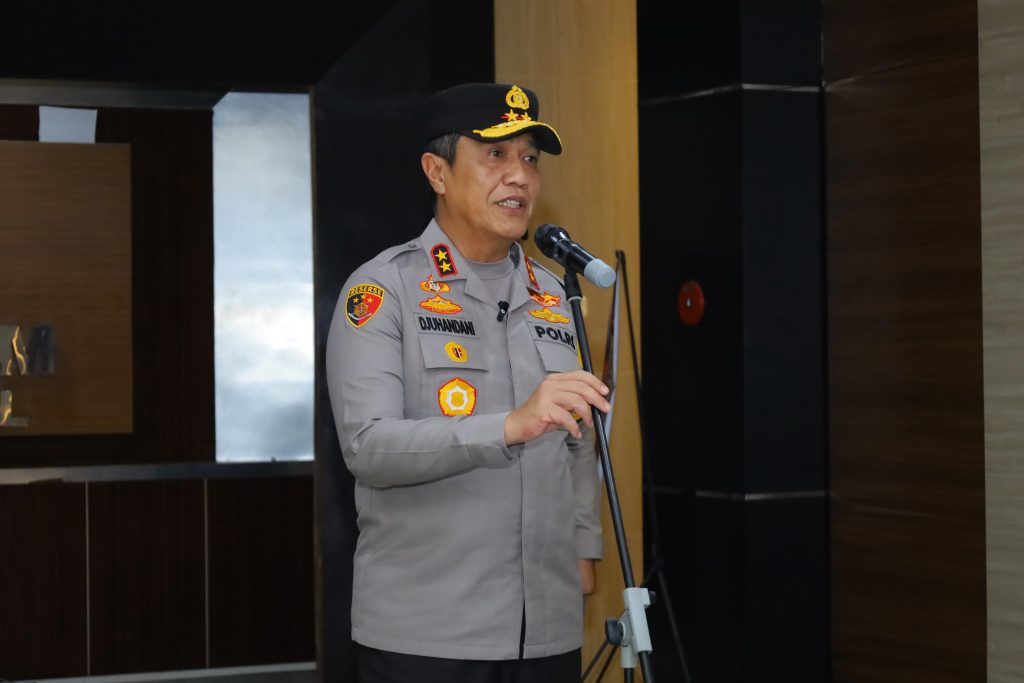 Kapolda Sulsel Pimpin Apel Bersama Dirangkaikan Halal Bihalal dalam Rangka Memperkuat Soliditas Personel