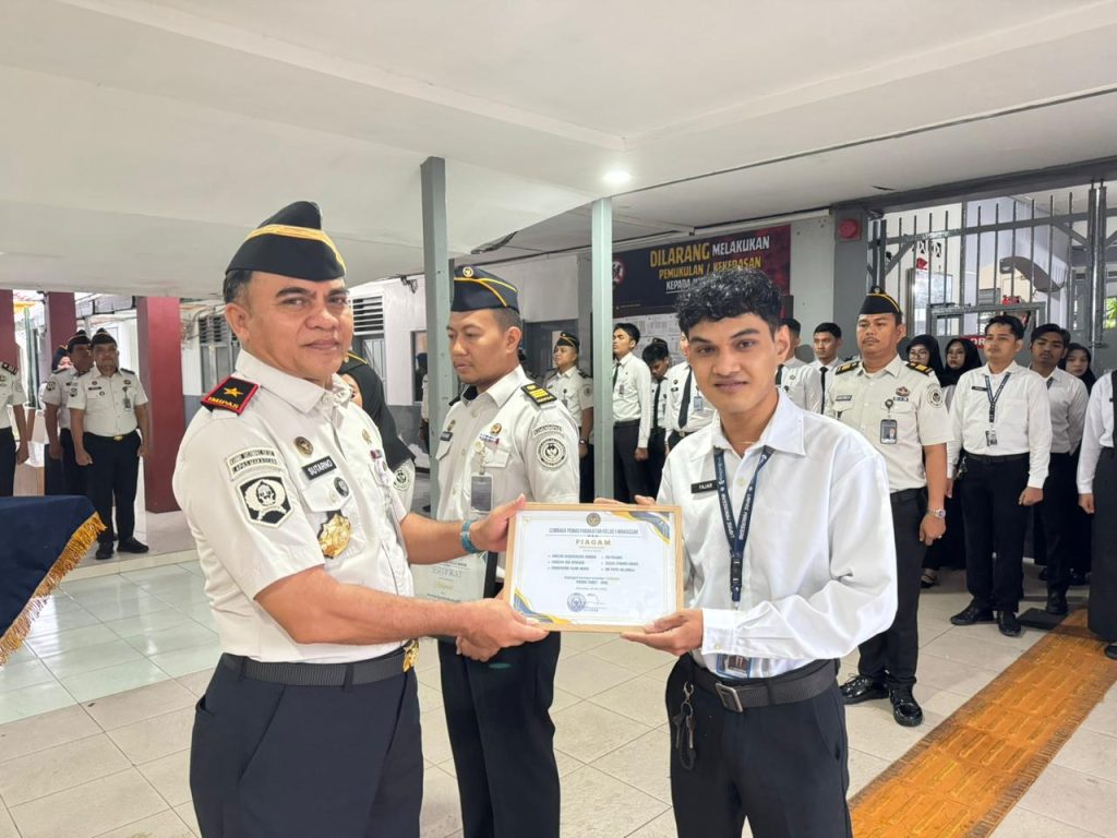 Apresiasi Dedikasi dan Kreativitas, Lapas Makassar Berikan Penghargaan dalam Pelaksanaan Apel Pagi
