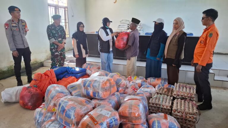 Dinas Sosial dan BPBD Luwu Utara Salurkan Bantuan Sembako untuk 80 KK Terdampak di Desa Limbong Wara