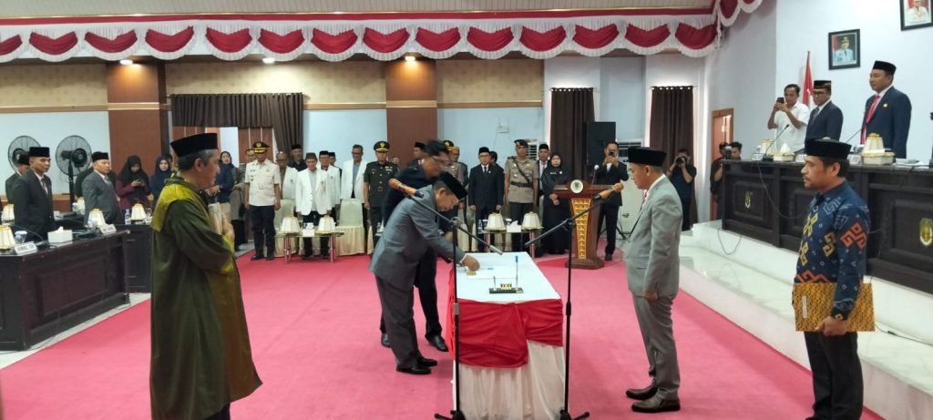 Ketua DPRD Husain Resmi Lantik PAW Andi Takdir Sebagai Anggota DPRD Luwu Utara Masa Jabatan 2024-2029