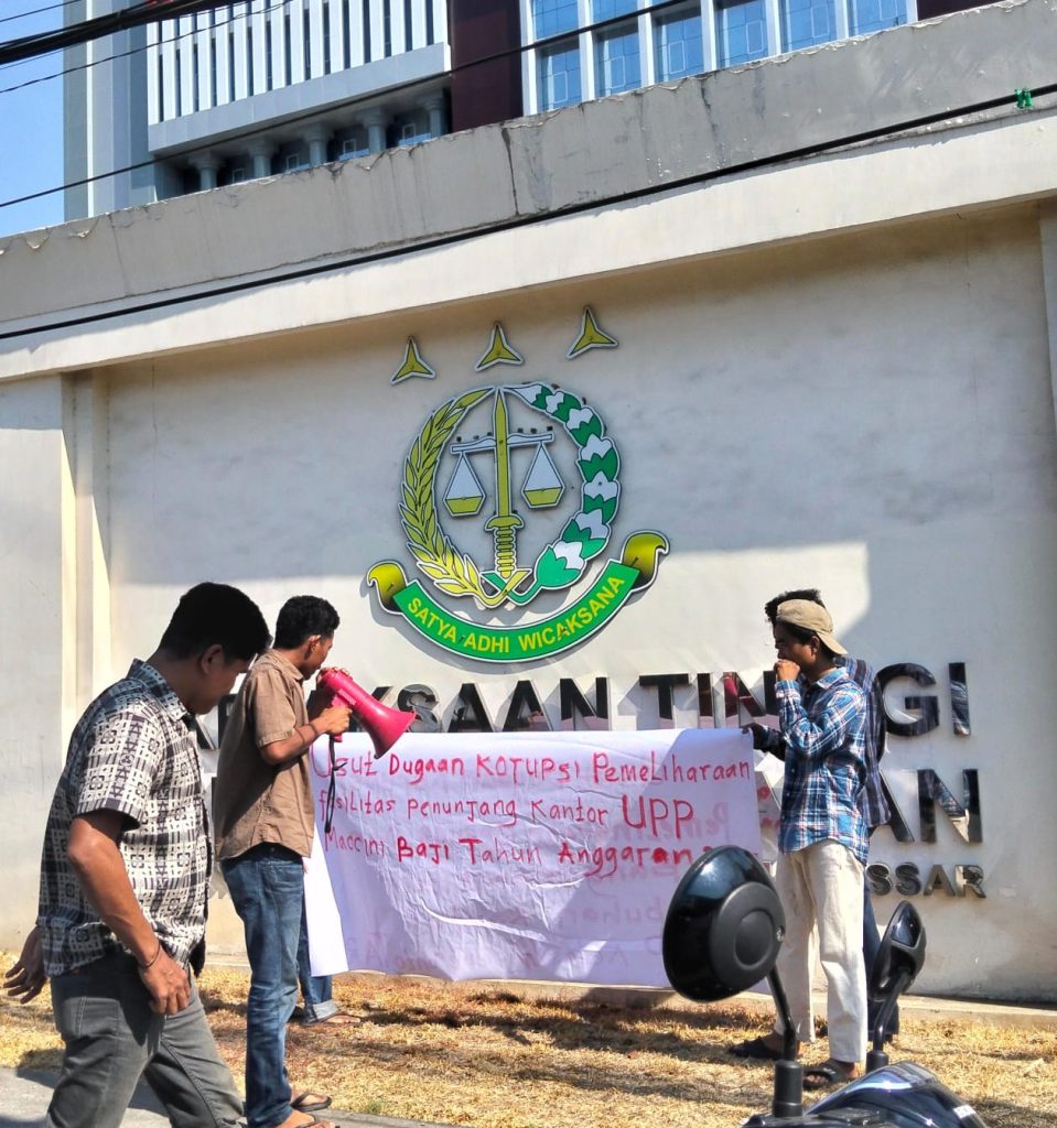 KOALISI LINTAS MAHASISWA GELAR AKSI DEMONSTRASI, DESAK APARAT PENEGAK HUKUM USUT TUNTAS DUGAAN KORUPSI PENGATURAN PERUSAHAAN PEMENANG DAN DUGAAN MONOPOLI PROYEK KANTOR UPP MACCINI BAJI