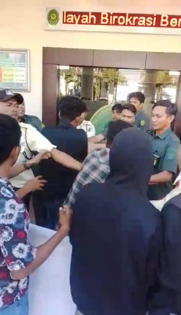 AKSI MAHASISWA TERKAIT POSBAKUM PENGADILAN TINGGI AGAMA MAKASSAR RICUH, DIWARNAI SALING KEJAR-KEJARAN DENGAN PEGAWAI