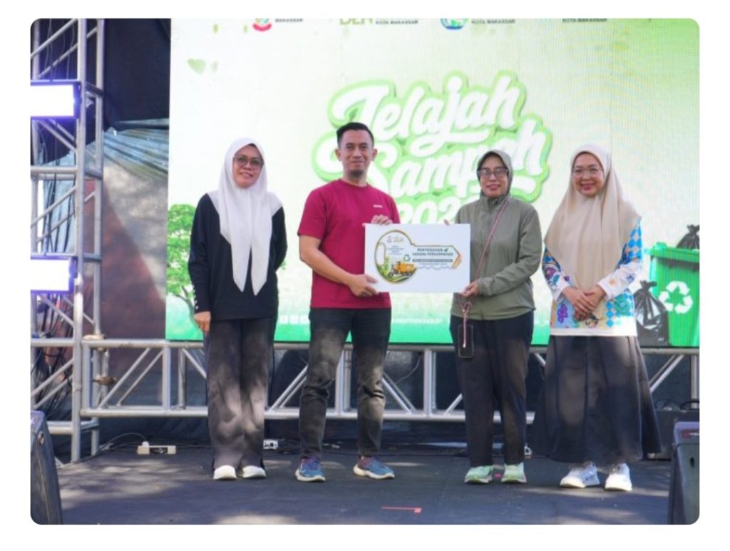 Jelajah Sampah Capai Titik ke-10, DLH Makassar Kumpulkan 49 Kg Sampah dan Serahkan Motor Operasional di Pantai Losari