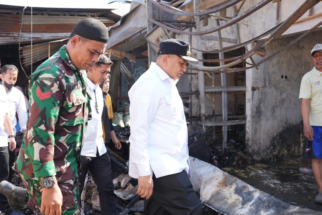 Munafri Temui Korban Kebakaran Asrama TNI dan Serahkan Bantuan