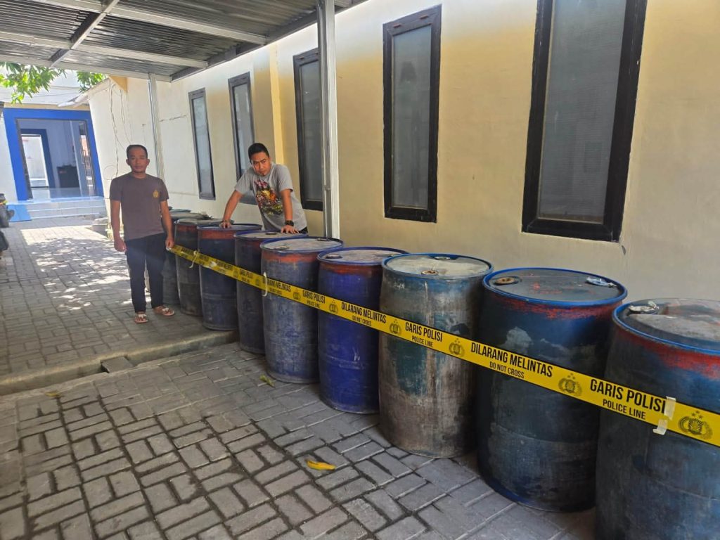 Diduga Ditimbun, Polres Selayar Amankan 2,6 Ton Solar di Bontoharu.