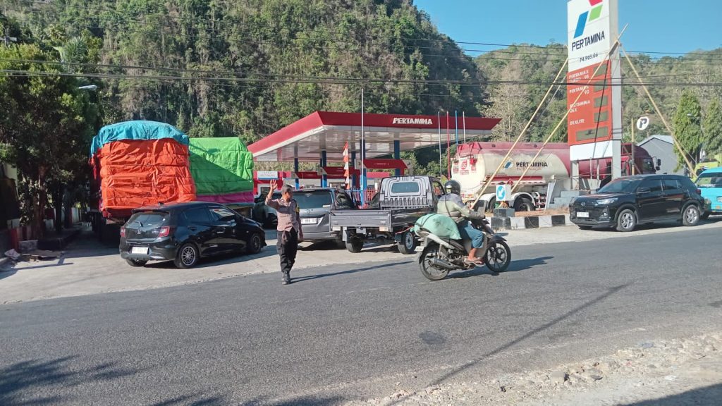 POLSEK BANTIMURUNG SIGAP URAI KEPADATAN AKIBAT ANTREAN BBM DI SPBU PATTUNUANG