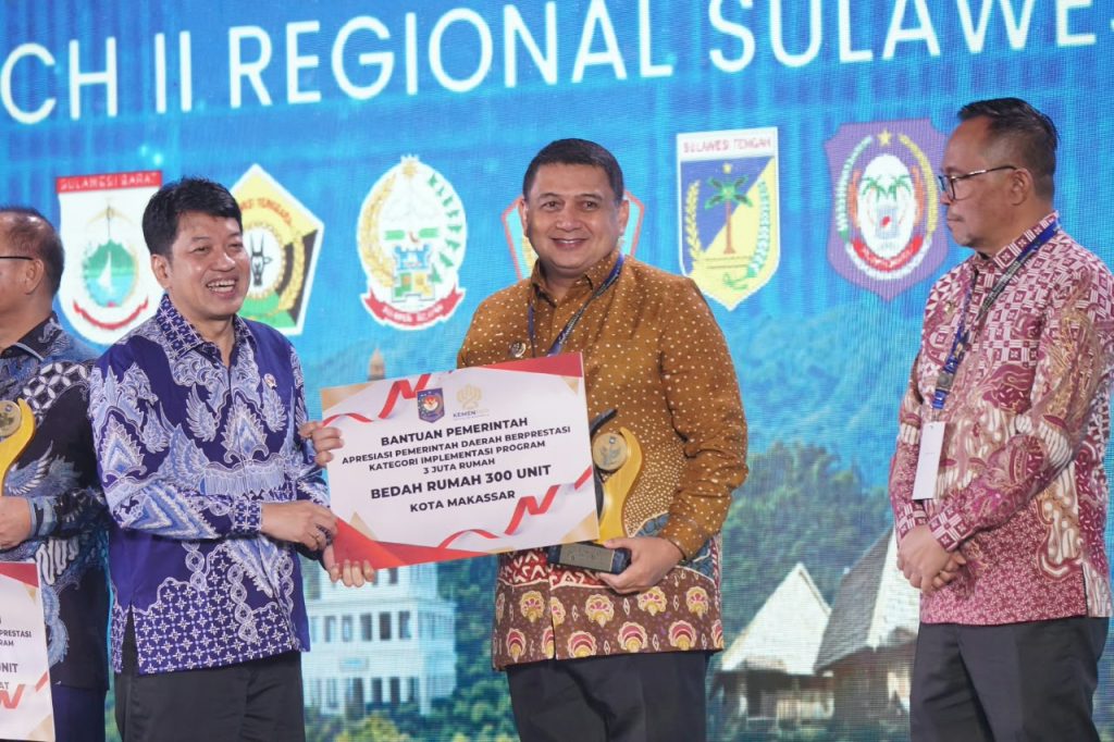 Wali Kota Makassar Diganjar Dua Penghargaan Kemendagri, Terbaik Layanan Pendidikan dan Hunian Layak