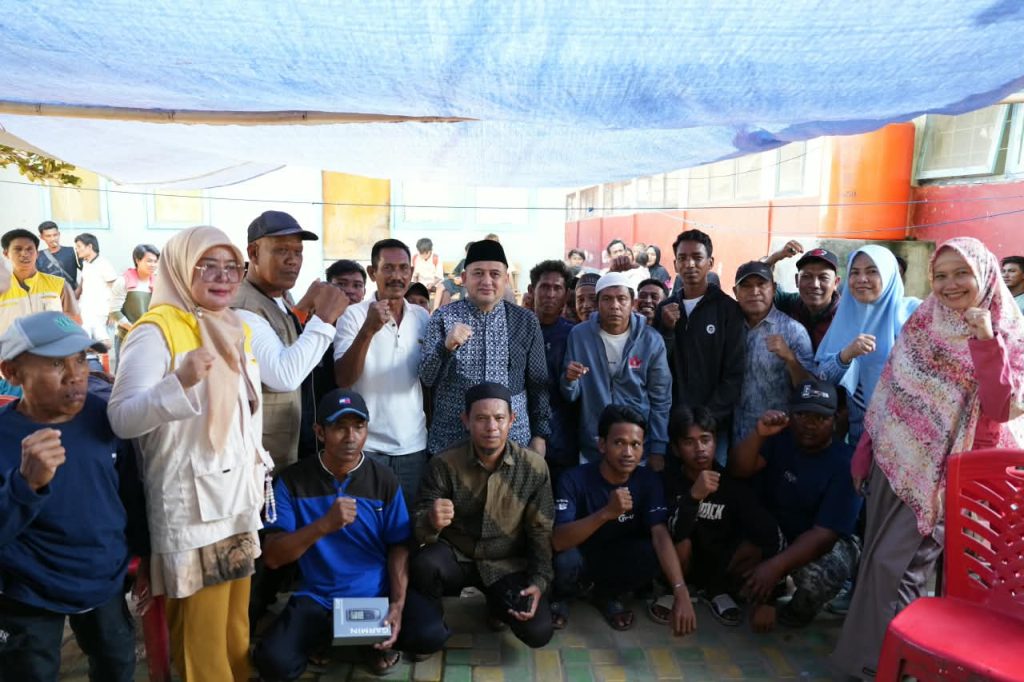 Sapa Warga Pulau Terluar, Munafri Serahkan Bantuan untuk 143 Nelayan di Lumu-lumu