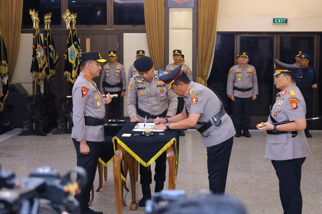 Kapolri Lantik Irjen Pol. Dr. M. Awal Chairuddin sebagai Kapolda Sulsel Gantikan Irjen Pol. Djuhandhani Rahardjo Puro