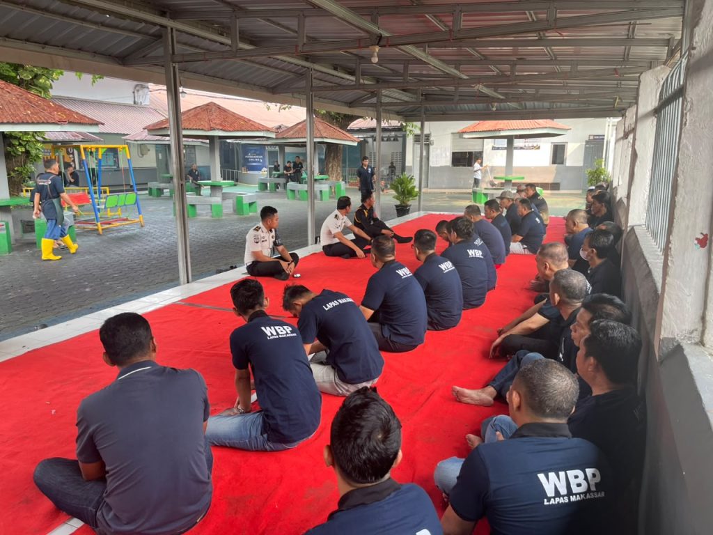 PERKUAT KEAMANAN DAN KEBERSIHAN BLOK HUNIAN, KEPALA KESATUAN PENGAMANAN LAPAS MAKASSAR BERIKAN ARAHAN KEPADA KEPALA KAMAR