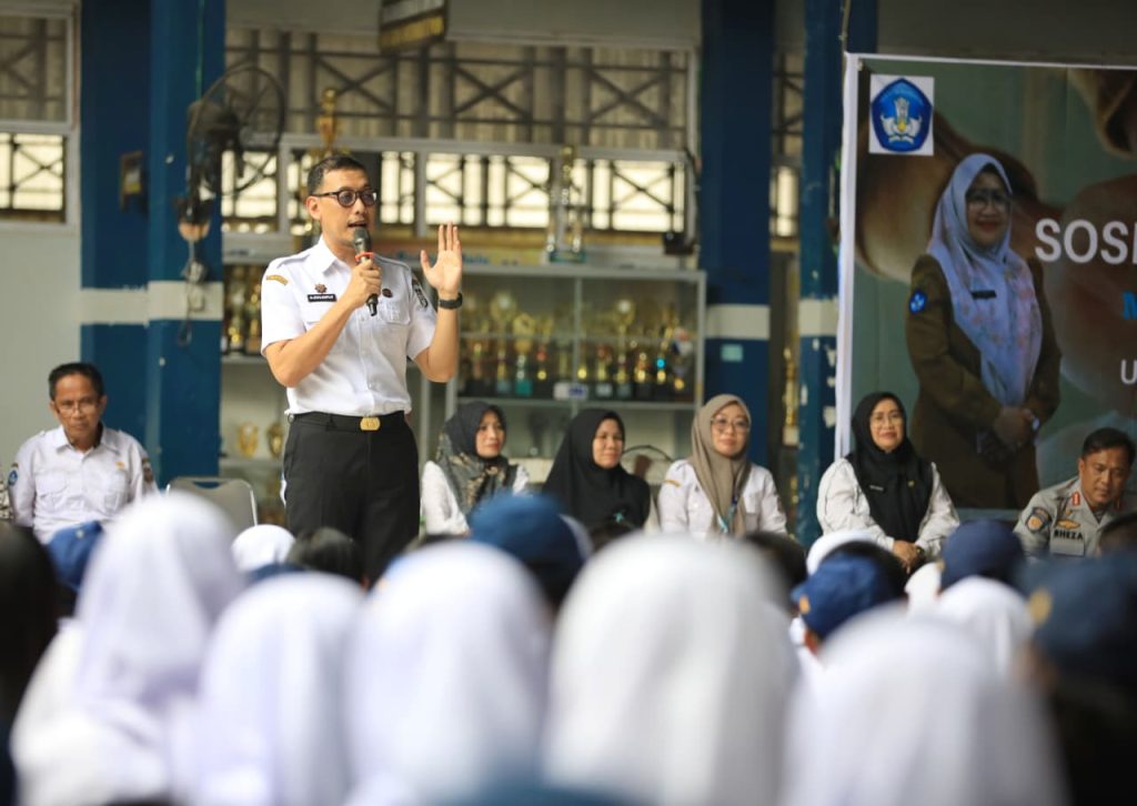 Arahan Wali Kota, Sekda Boyong SKPD Turun ke Sekolah, Bagikan Masker Cegah Dampak Kabut Asap