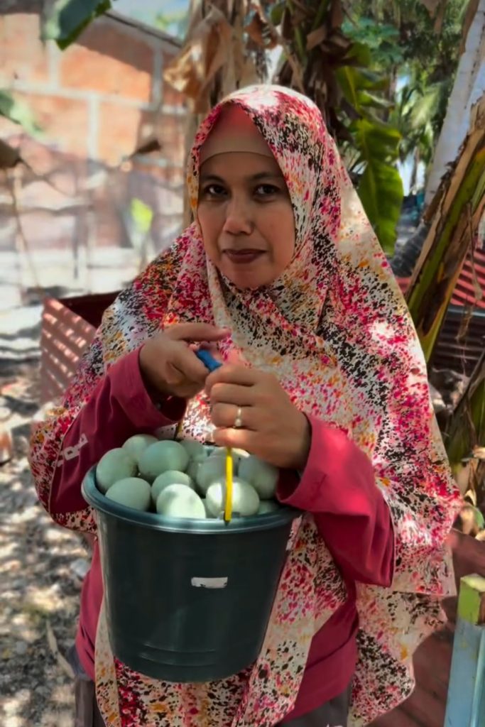 Panen Telur Bebek KWT Bunga Melati di Pulau Langkai, Dinas Pertanian Makassar Dorong Usaha Produktif Warga